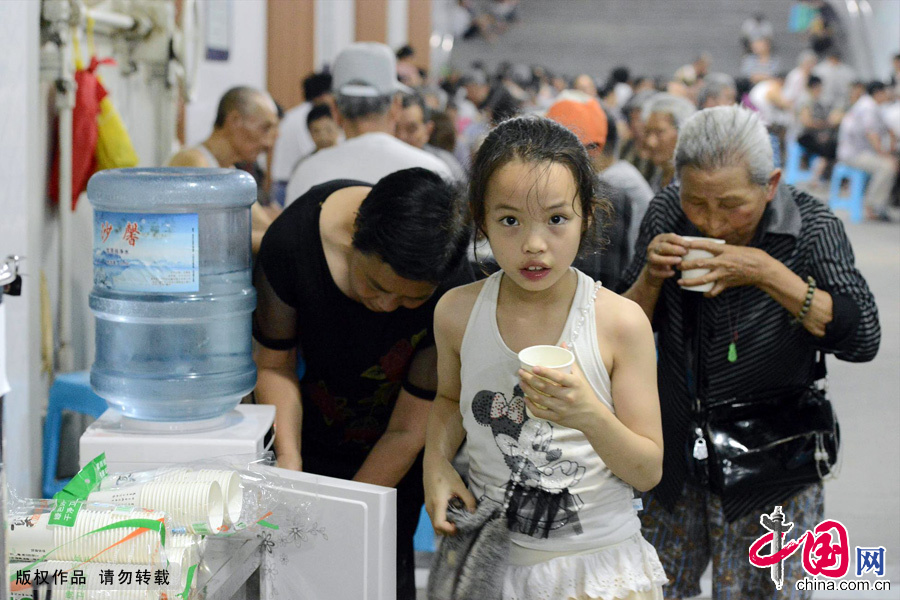 6月18日，市民在重庆渝北区大龙山人防工程纳凉点取用饮水。 中国网图片库 周会/摄