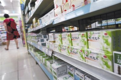 昨日，北京某药店，货架上有两种维C银翘片在正常销售，未发现深圳同安药业的维C银翘片产品。新京报记者 浦峰 摄