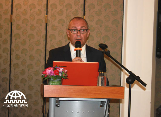 “全球纳米纤维应用创新中心清洁空气处理合作交流会”在捷克驻华大使馆举行，捷克共和国驻华大使利博尔·赛奇卡（Libor Secka）发表演讲。