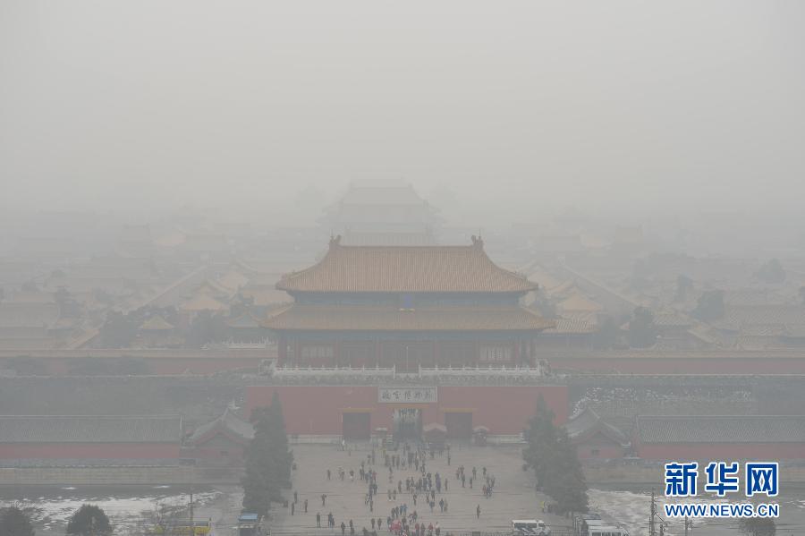 “北京是故意把自己霾起来的”1月13日，故宫博物院被雾霾笼罩。新华社发（王全超 摄）