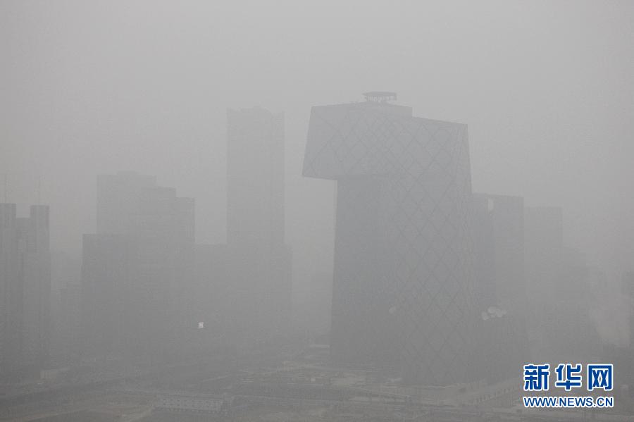 北京市气象台10时35分发布北京气象史上首个霾橙色预警，预计当日白天北京平原地区将出现能见度小于2000米的霾，空气污浊。新华社发（刘长龙 摄） 