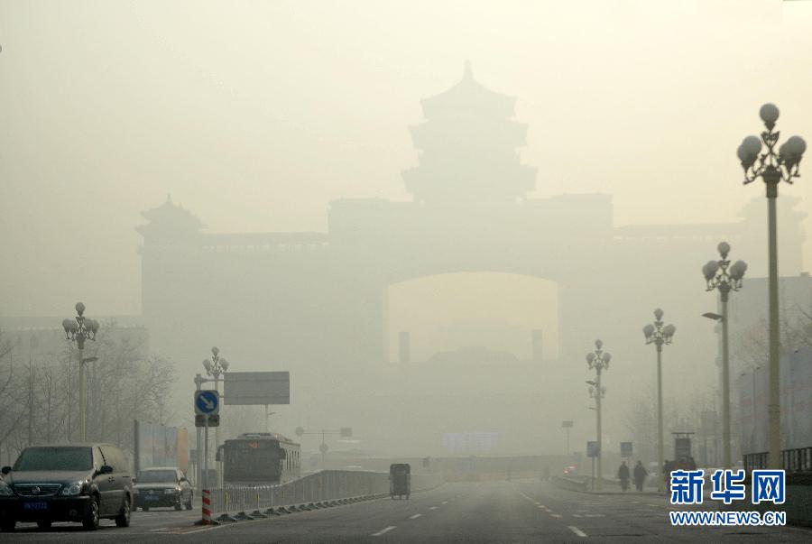 北京环境监测中心专家表示，从污染形势预报的分析结果看，此次影响北京市的重污染过程在1月14日之前不会发生明显改善。新华社记者公磊摄 