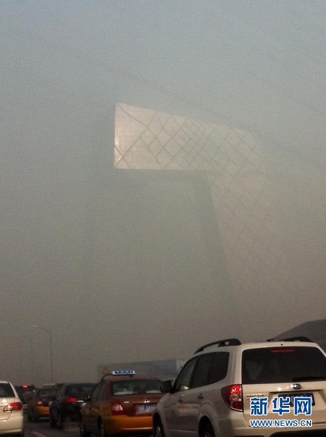 12日上午9时的北京空气质量监测数据显示，北京几乎所有区域仍被“深褐色”覆盖，pm2.5指数最高站点为456。新华社记者 罗晓光摄 