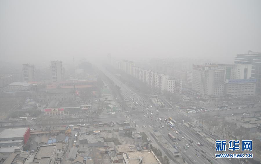 日10时35分，北京市气象台发布北京气象史上首个霾橙色预警，预计13日白天北京平原地区将出现能见度小于2000米的霾，空气污浊。新华社发（贺灿铃 摄）