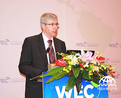第六届世界环保大会组委会在北京召开主席团高级别圆桌会议暨第三届国际碳金奖发布盛典，加拿大驻华大使Guy Saint-Jacques（赵朴）发表演讲