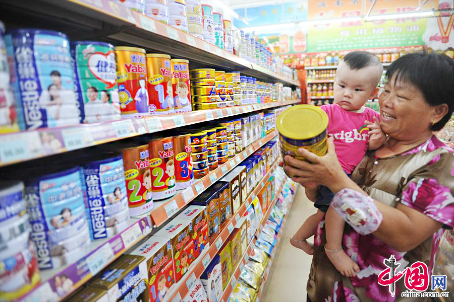 2013年7月10日，海南琼海消费者在超市选购奶粉。 中国网图片库 蒙钟德摄影