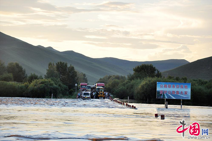 内蒙古呼伦贝尔:洪水冲断省道近千车辆被困[图
