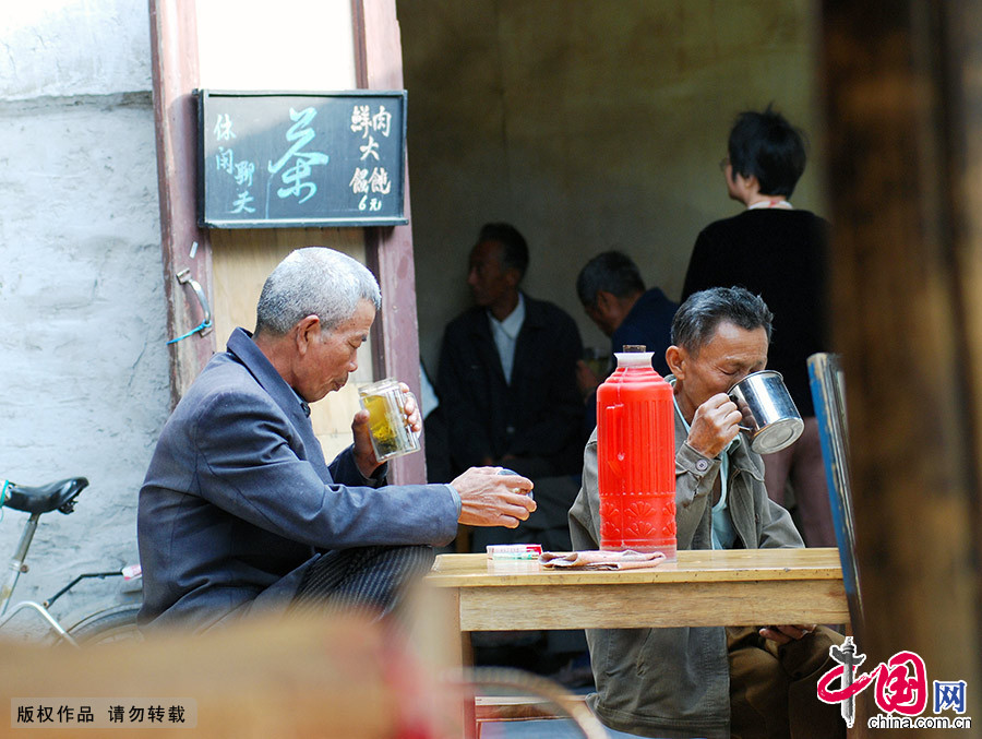 古镇里，老人在茶馆喝茶聊天。在这里，游客们也可以享受难得的无忧与闲适。 中国网图片库 赖鑫琳/摄