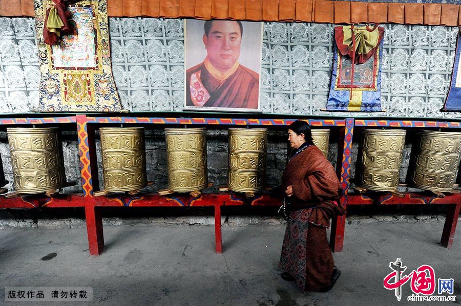 一位藏民在班玛白塔内转经筒。 中国网图片库 赖鑫琳/摄