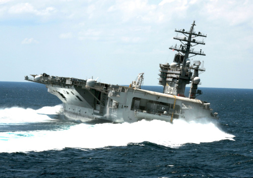 航速对于航母机动能力和海上反潜作战紧密相关。图为美军林肯号航母在海上做高速机动转弯