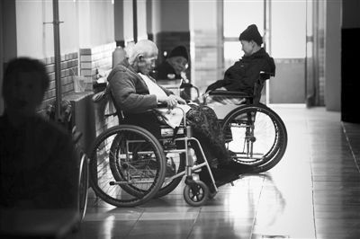 3月22日，大兴泰富春老年公寓走廊里，老人们安静地坐着。资料图片/新京报记者