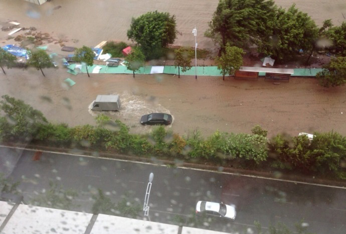 截至17时，汕头老城区几乎全部受浸，水深达80多公分，多处停电。（图片来源网络）