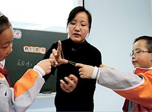 　致远外国语小学“直升班”孩子在上校本课程《手》。