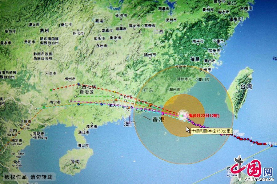  “天兔”一名由日本提供，意指天兔星座。天兔是2013年风季中全球最强热带气旋，联合台风警报中心更把天兔升级为2013年风季首个5级台风。图为9月22日12时拍摄的台风“天兔”实时路径图。 中国网图片库 司伟/摄 