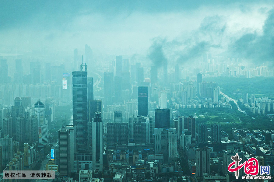  “尤特”一名由美国提供，在马绍尔语中，“尤特”是飑线的意思，而“飑”，便是强阵风。从这个角度来说，“尤特”算是名副其实了。图为2013年8月18日，“尤特”虽已过去，但其带来的强降雨云团依然笼罩深圳上空，乌云翻滚，犹如魔幻世界。 中国网图片库 邓飞/摄 