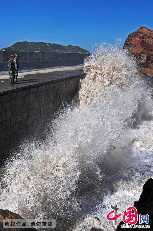 “康妮”由柬埔寨提供，是柬埔寨高棉传说中可爱女孩的意思。不过，“康妮”似乎并未像“可爱的女孩”一样对待我国沿海地区。图为8月29日，受今年第15号强热带风暴“康妮”影响，浙江温岭沿海巨浪扑向大坝，险象环生。 中国网图片库 郏策/摄 