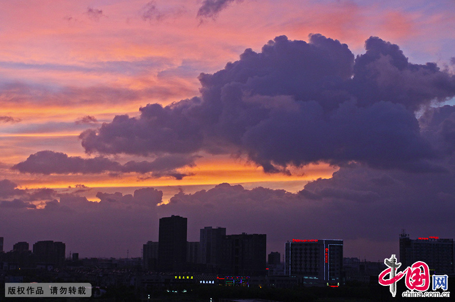  “潭美”一名由越南提供，是一种属玫瑰科的树木，花朵呈红色或粉红色，无香味，可作装饰用。图为2013年8月21日傍晚，随着强台风“潭美”的逼近，浙江省嘉善县上空出现了乌云彩霞共争辉的奇妙景象。 中国网图片库 胡凌翔/摄