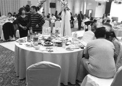 遼寧飯店，婚宴接近尾聲，賓客陸續離開婚宴大廳。