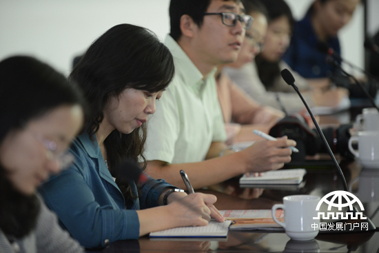 中国网中国发展门户网讯 10月12日下午，中国外文局青年社会实践团成员与贵州日报报业集团领导座谈。