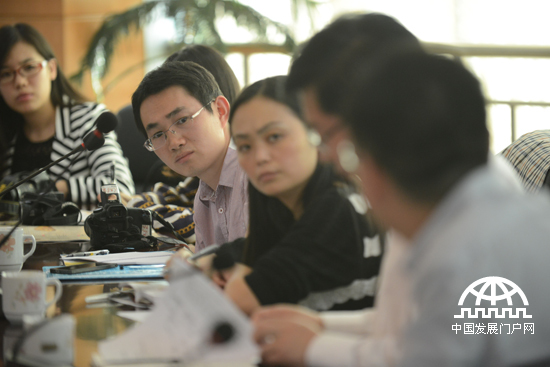 中国网中国发展门户网讯 10月12日下午，中国外文局青年社会实践团成员与贵州日报报业集团领导座谈。