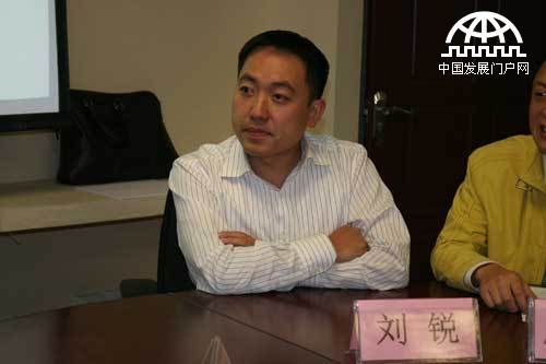 贵州团省委副书记刘锐向实践团介绍贵州省共青团工作情况。