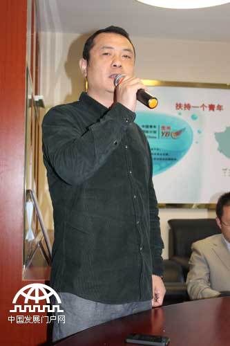 贵州省青年创业就业基金会副理事长章警向中国外文局青年社会实践团介绍创业导师团工作情况。