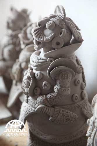 2.中国网中国发展门户网讯 牙舟陶是贵州陶瓷艺术中的“精绝之作”，它在设计上以民间蜡染、刺绣、桃花等图案用浮雕加刻线的手法体现，极富装饰性。（程刚摄）