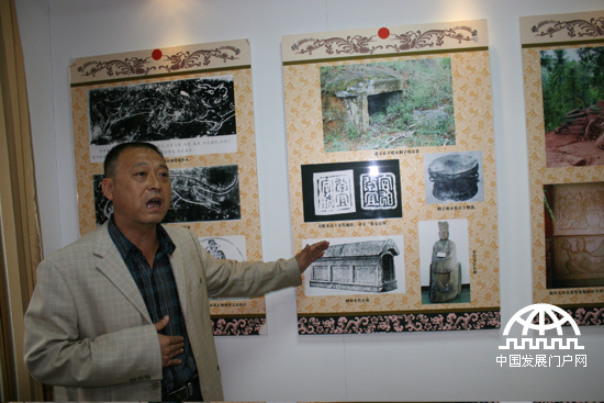 10月15日，中国外文局青年社会实践团赴贵州梳池区进行参观考察，了解当地的土司文化。（朱涛涛摄）