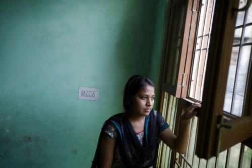 印度农村女孩难逃传统束缚被禁用手机穿牛仔裤