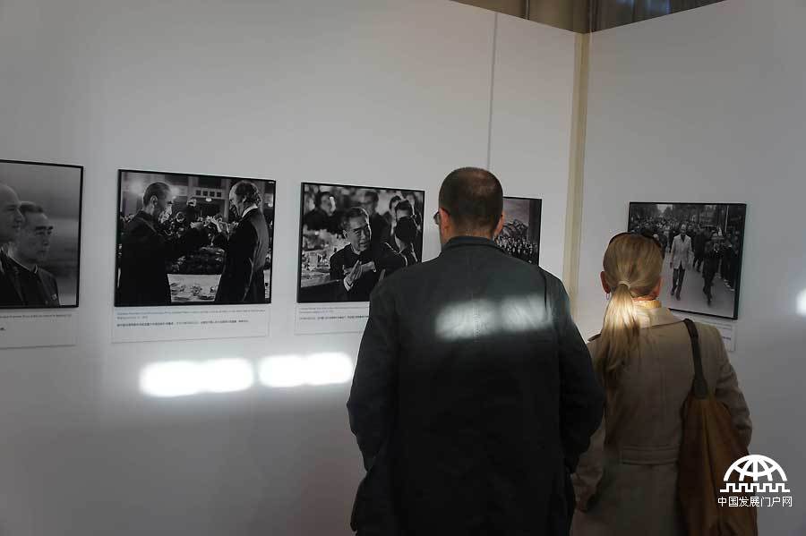 金秋十月，值此中加两国建交43周年之际，加拿大已故前总理皮埃尔·特鲁多先生四十年前访华老照片在北京宋庆龄故居展出，近50幅真实老照片呈现出四十年前那些见证中加友谊的历史瞬间。