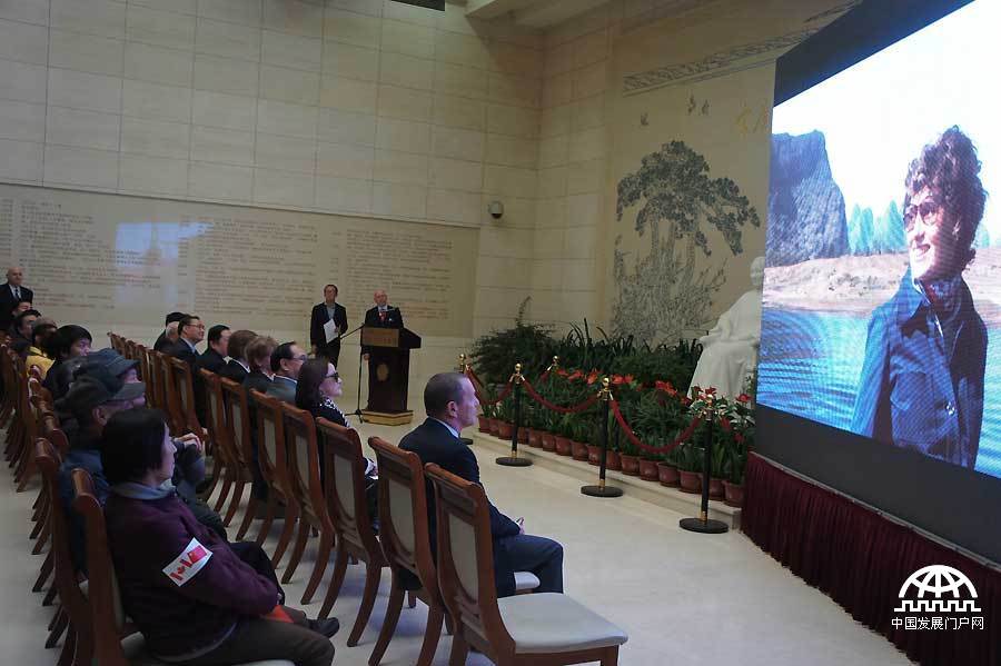 金秋十月，值此中加两国建交43周年之际，加拿大已故前总理皮埃尔·特鲁多先生四十年前访华老照片在北京宋庆龄故居展出，近50幅真实老照片呈现出四十年前那些见证中加友谊的历史瞬间。