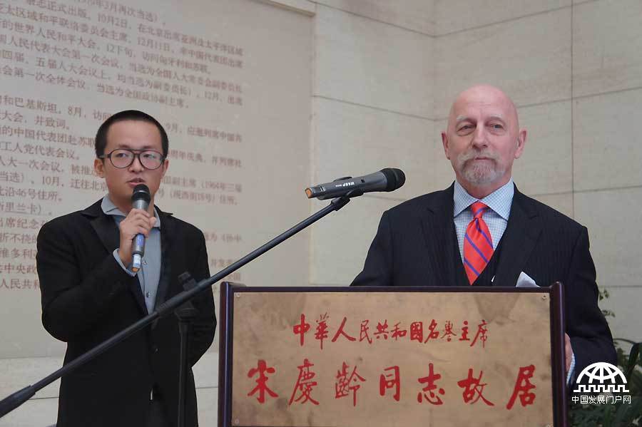 金秋十月，值此中加两国建交43周年之际，加拿大已故前总理皮埃尔·特鲁多先生四十年前访华老照片在北京宋庆龄故居展出，近50幅真实老照片呈现出四十年前那些见证中加友谊的历史瞬间。