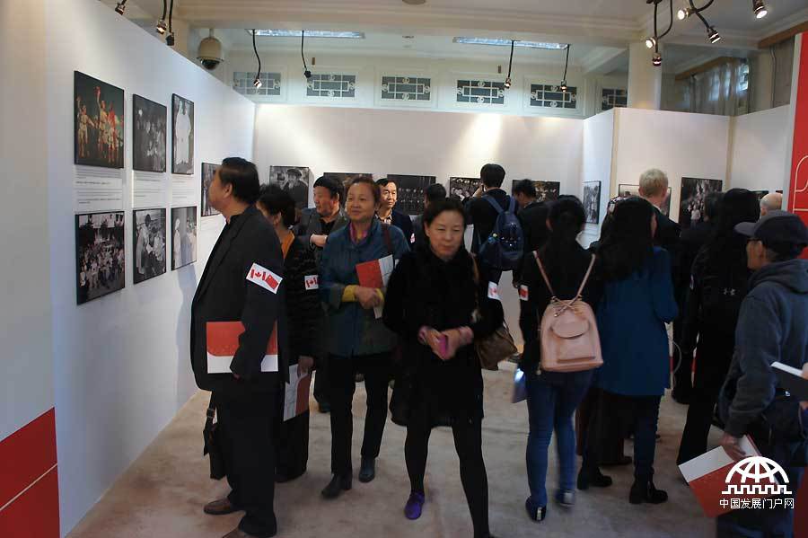 金秋十月，值此中加两国建交43周年之际，加拿大已故前总理皮埃尔·特鲁多先生四十年前访华老照片在北京宋庆龄故居展出，近50幅真实老照片呈现出四十年前那些见证中加友谊的历史瞬间。