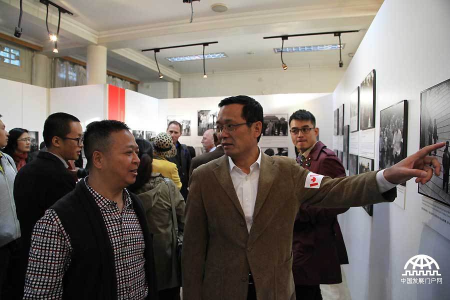 金秋十月，值此中加两国建交43周年之际，加拿大已故前总理皮埃尔·特鲁多先生四十年前访华老照片在北京宋庆龄故居展出，近50幅真实老照片呈现出四十年前那些见证中加友谊的历史瞬间。