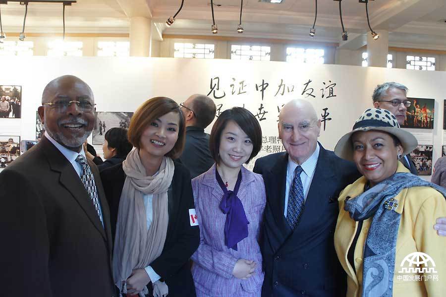 金秋十月，值此中加两国建交43周年之际，加拿大已故前总理皮埃尔·特鲁多先生四十年前访华老照片在北京宋庆龄故居展出，近50幅真实老照片呈现出四十年前那些见证中加友谊的历史瞬间。