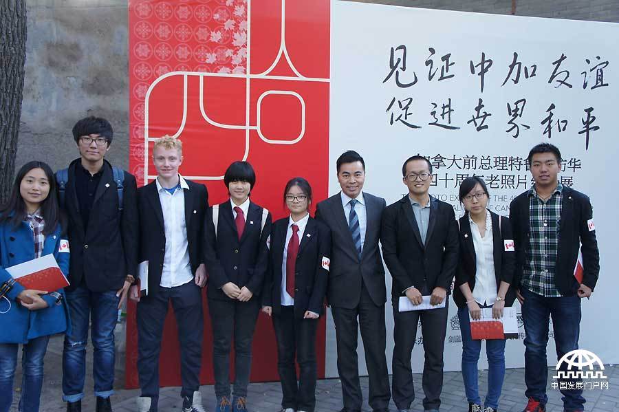 金秋十月，值此中加两国建交43周年之际，加拿大已故前总理皮埃尔·特鲁多先生四十年前访华老照片在北京宋庆龄故居展出，近50幅真实老照片呈现出四十年前那些见证中加友谊的历史瞬间。