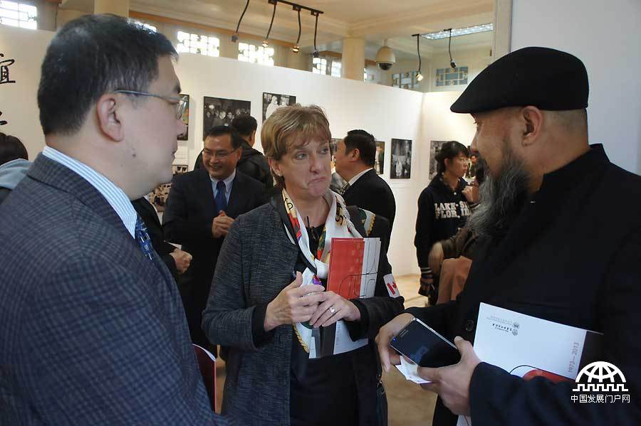 金秋十月，值此中加两国建交43周年之际，加拿大已故前总理皮埃尔·特鲁多先生四十年前访华老照片在北京宋庆龄故居展出，近50幅真实老照片呈现出四十年前那些见证中加友谊的历史瞬间。