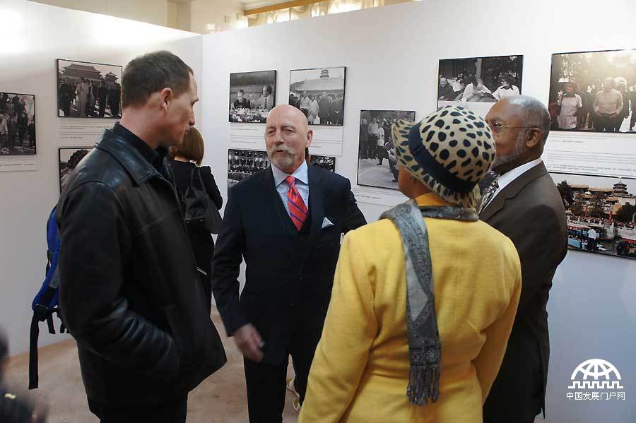 金秋十月，值此中加两国建交43周年之际，加拿大已故前总理皮埃尔·特鲁多先生四十年前访华老照片在北京宋庆龄故居展出，近50幅真实老照片呈现出四十年前那些见证中加友谊的历史瞬间。