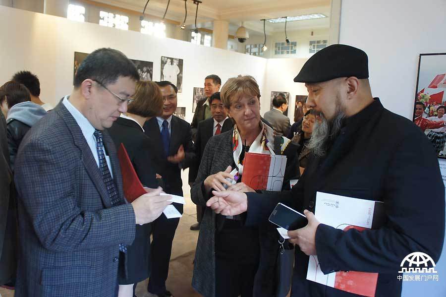 金秋十月，值此中加两国建交43周年之际，加拿大已故前总理皮埃尔·特鲁多先生四十年前访华老照片在北京宋庆龄故居展出，近50幅真实老照片呈现出四十年前那些见证中加友谊的历史瞬间。