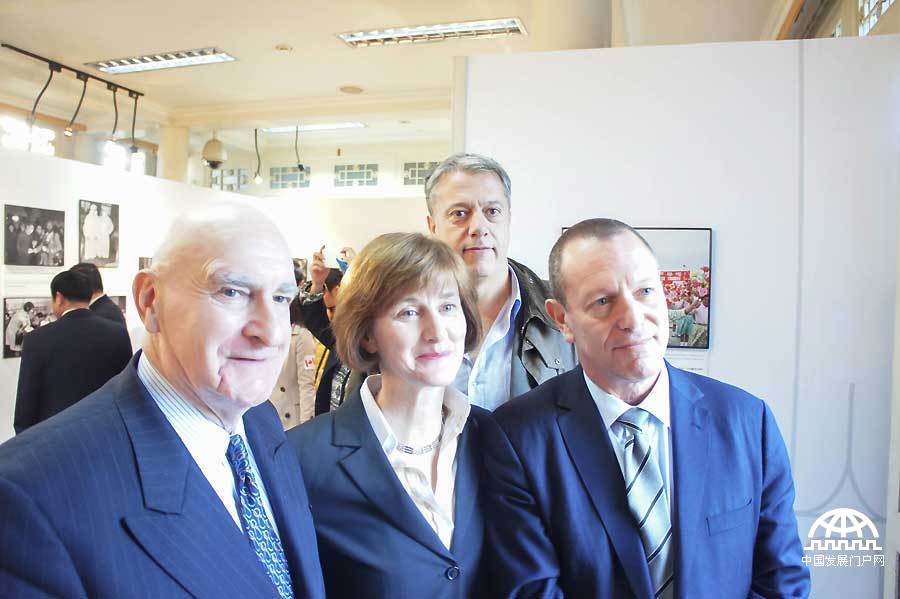 金秋十月，值此中加两国建交43周年之际，加拿大已故前总理皮埃尔·特鲁多先生四十年前访华老照片在北京宋庆龄故居展出，近50幅真实老照片呈现出四十年前那些见证中加友谊的历史瞬间。