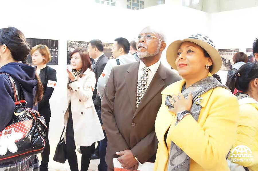 金秋十月，值此中加两国建交43周年之际，加拿大已故前总理皮埃尔·特鲁多先生四十年前访华老照片在北京宋庆龄故居展出，近50幅真实老照片呈现出四十年前那些见证中加友谊的历史瞬间。