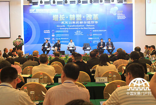 2013年11月1日-2日，“2013’新兴经济体经济政策论坛”暨第78次中国改革国际论坛在海口隆重举行。本次论坛的主题是“增长、转型、改革——未来10年的新兴经济体”。中国发展门户网 魏博 拍摄