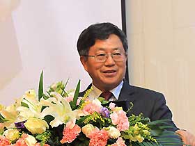 2013年11月1日-2日，“2013’新兴经济体经济政策论坛”暨第78次中国改革国际论坛在海口隆重举行。本次论坛的主题是“增长、转型、改革——未来10年的新兴经济体”。中国（海南）改革发展研究院院长迟福林在开幕式上作主旨演讲。