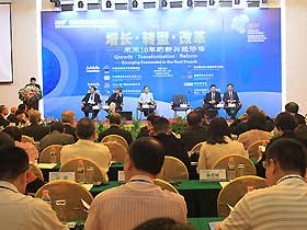 2013年11月1日-2日，“2013’新兴经济体经济政策论坛”暨第78次中国改革国际论坛在海口隆重举行。本次论坛的主题是“增长、转型、改革——未来10年的新兴经济体”。中国发展门户网 魏博 拍摄