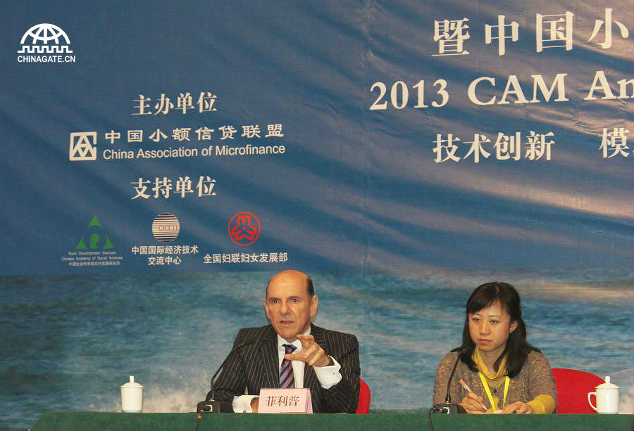 10月31日至11月1日，中国小额信贷联盟在北京举办了第九届联盟年会暨2013年中国小额信贷峰会系列活动。本次会议的主题是“技术创新、模式创新、融资创新”。图为英国Zopa网上互助借贷公司董事长菲利普•瑞斯先生在大会上演讲。