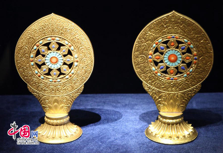 2013年11月6日在“金色中国”展上拍摄的仿金釉法轮（左为乾隆时期，右为嘉庆时期）。