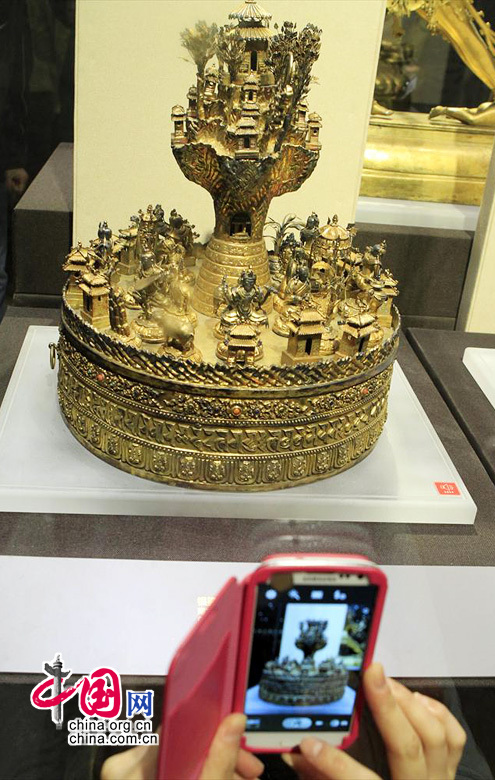 2013年11月6日，观众在“金色中国”展上用手机拍摄清代银鎏金曼陀罗。