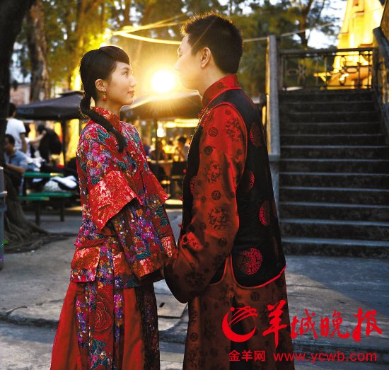 今天“光棍節”，還單著的光棍看到這張親密的照片羨慕嫉妒恨吧。這是記者前天在廣州某創意園拍到的這對新人拍婚紗照的情景，他們在節前結束了單身生活