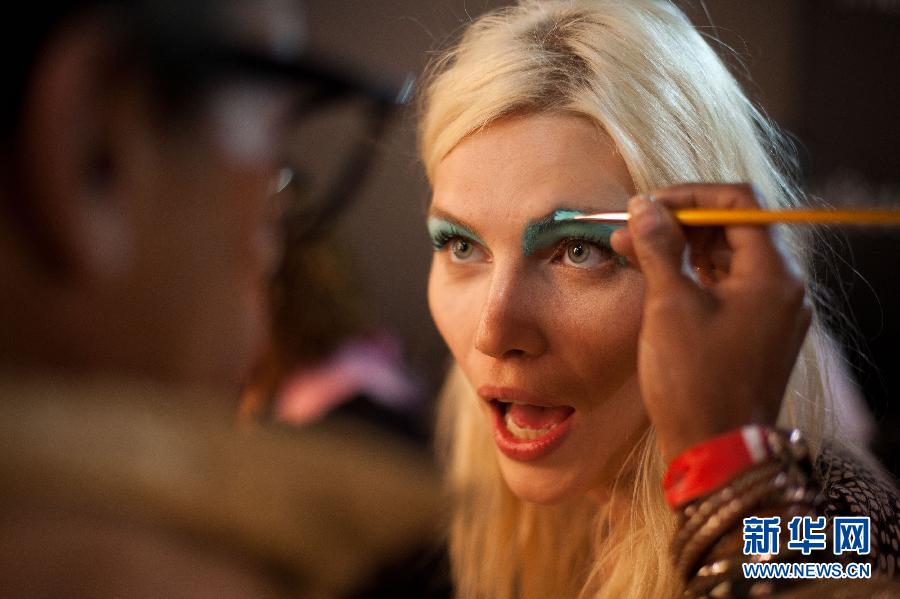 第一印象很重要，會化妝更容易在社交中脫穎而出 [新華網圖片]