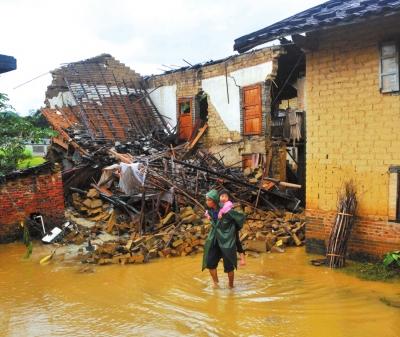 11月11日，广西博白县永安镇部分房屋被洪水冲毁。新华社发